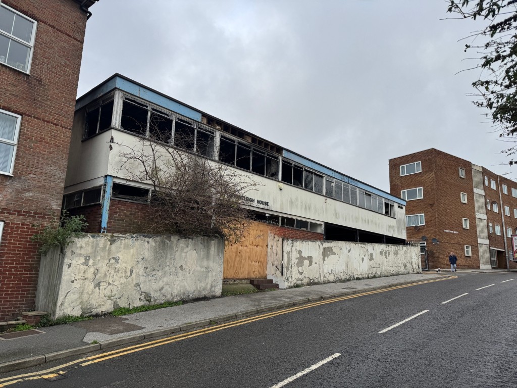 Lot: 2 - FREEHOLD FORMER OFFICE BUILDING AND ASSOCIATED BUILDING WITH LAPSED PLANNING PERMISSION FOR 14 UNITS - Stoneleigh House 2